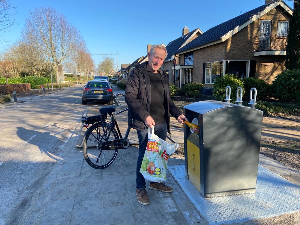 Alex Van Veen Doet Eerste Worp In Ondergrondse Glascontainer