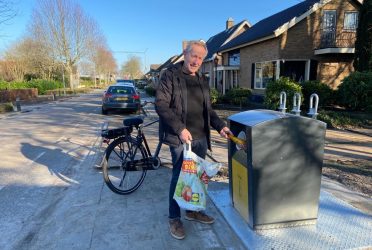 Alex Van Veen Doet Eerste Worp In Ondergrondse Glascontainer
